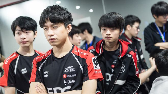 包含TheShy爆冷击败曼联，高光表现引爆全场！的词条